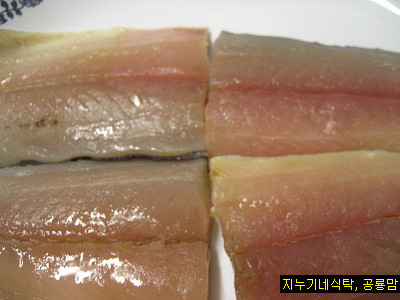 우엉조림도 곁들인 삼치조림...우엉이 더 맛있다네요.