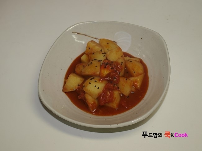 토마토가 들어가 상큼한 감자조림