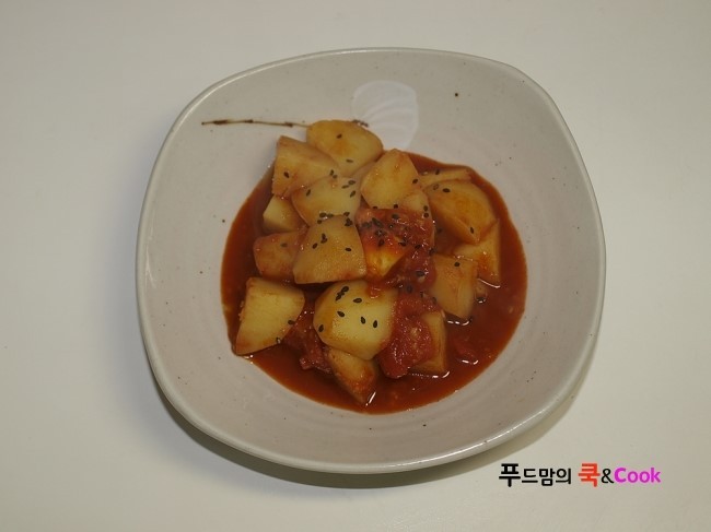 토마토가 들어가 상큼한 감자조림