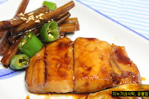 우엉조림도 곁들인 삼치조림...우엉이 더 맛있다네요.